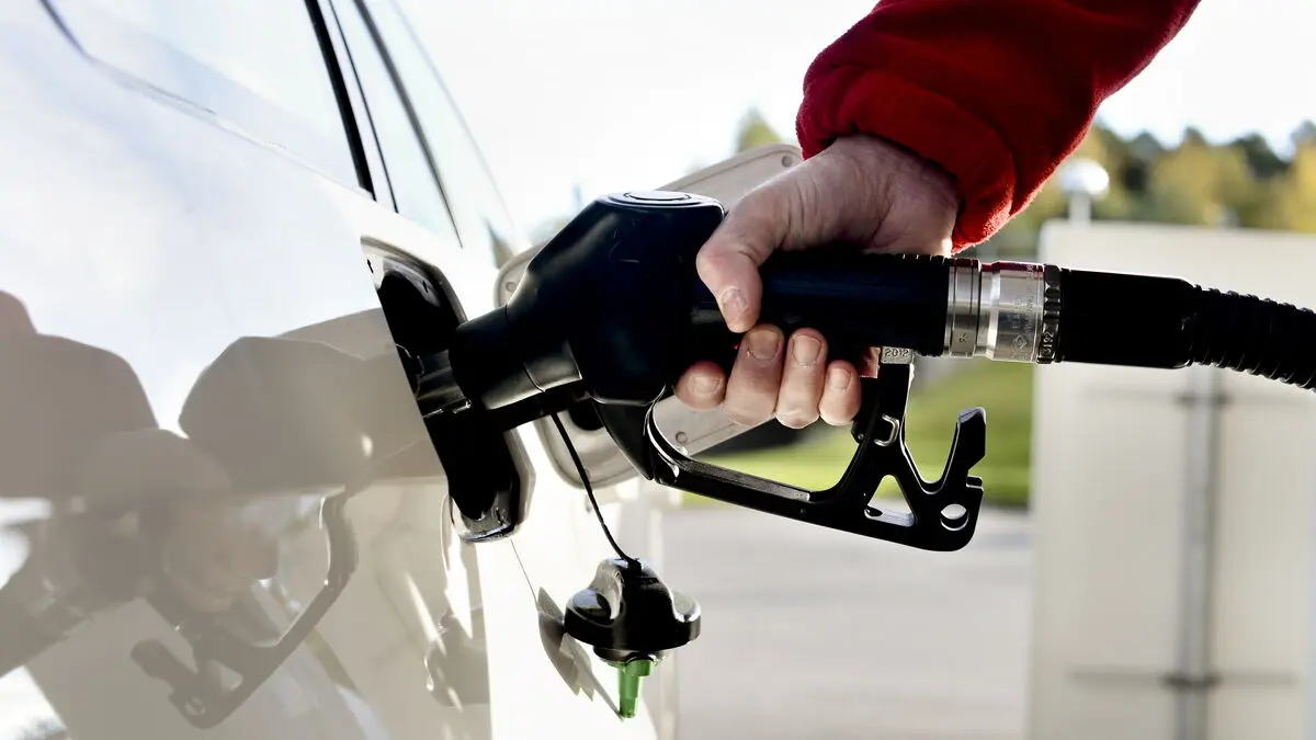 Diesel price drops to just over 20 kronor as fuel chains cut prices on Monday