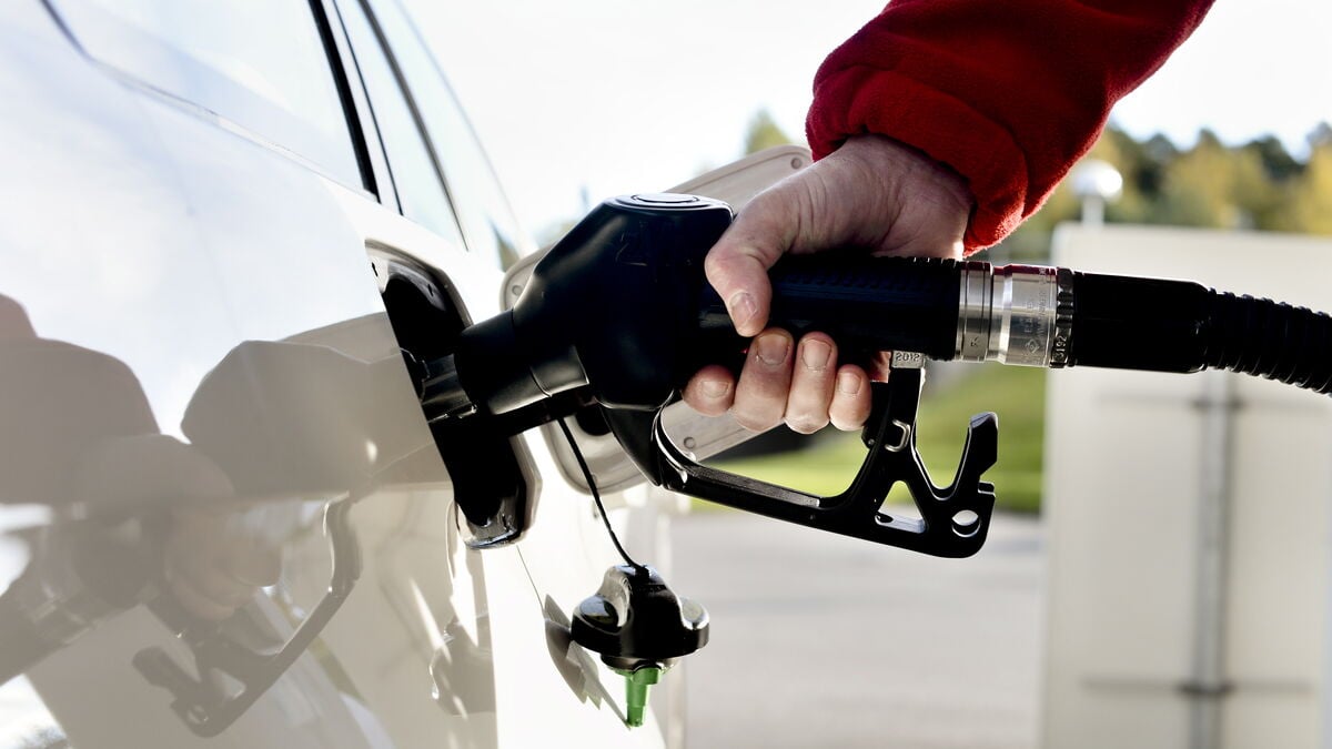 Diesel price drops to just over 20 kronor as fuel chains cut prices on Monday