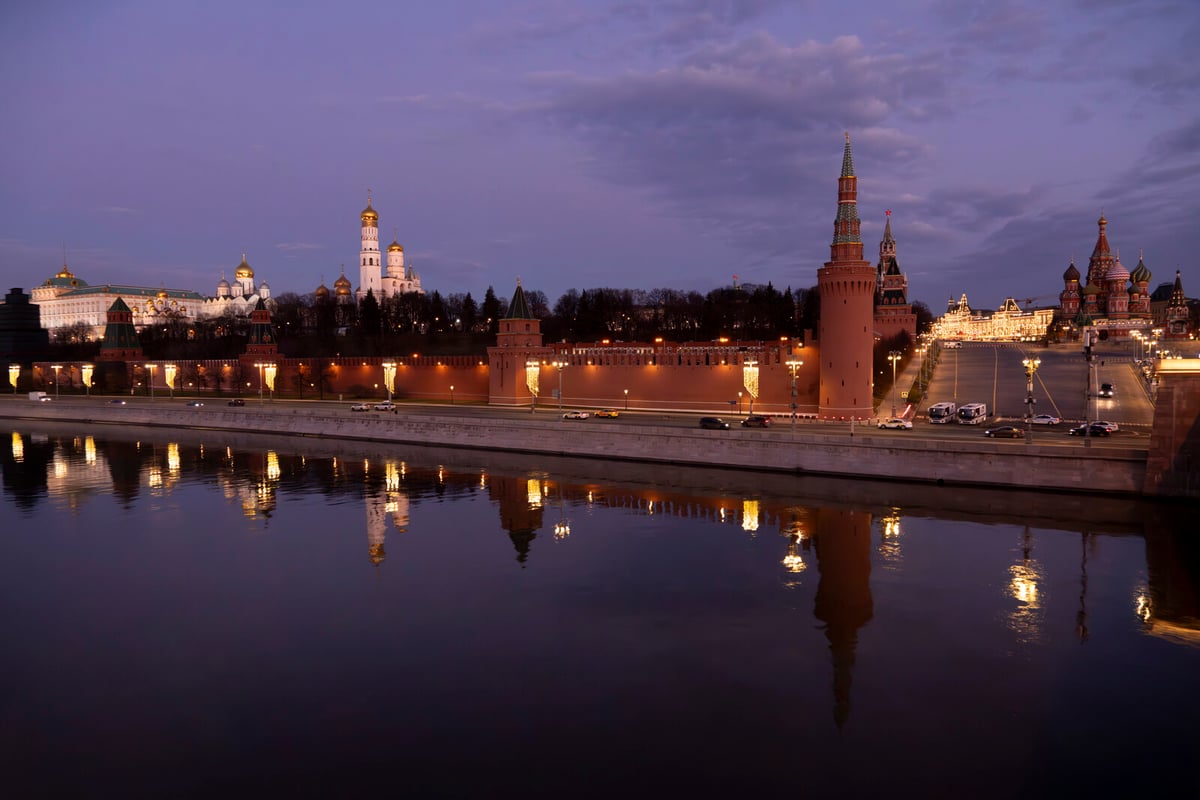 Russia: Paramilitary killed by bomb in luxury lobby