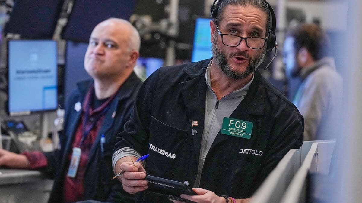 US stock market slightly down on quiet day