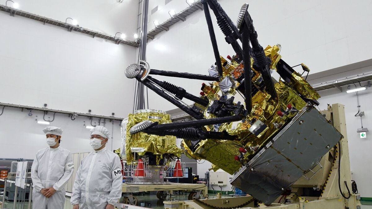 Japan Launches First Mission to Mars’ Moon Phobos to Collect Samples