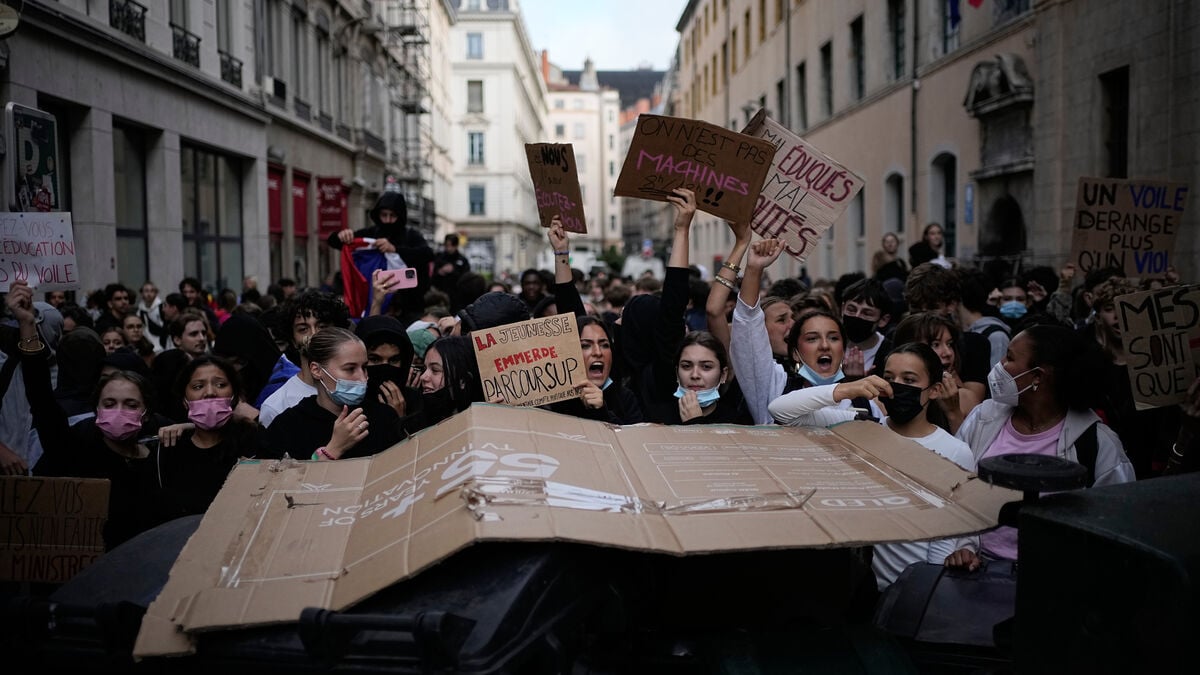 Why French Students Are Protesting: Staff Shortages, School Conditions and University Access