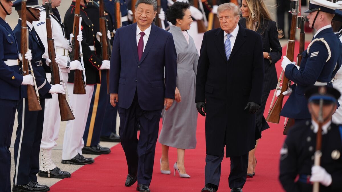 Xi arrives in the US and is greeted by Trump at Andrews Air Force Base