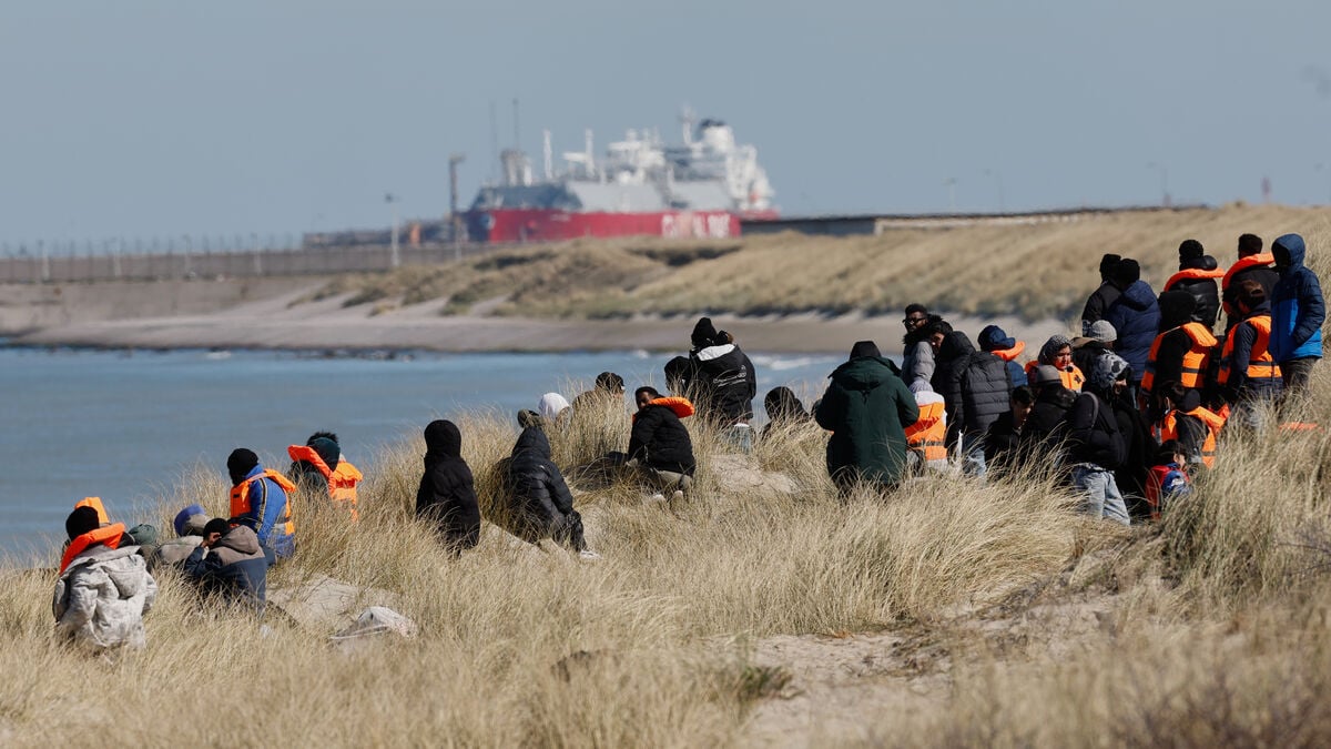 Boat carrying record 128 migrants reaches English coast