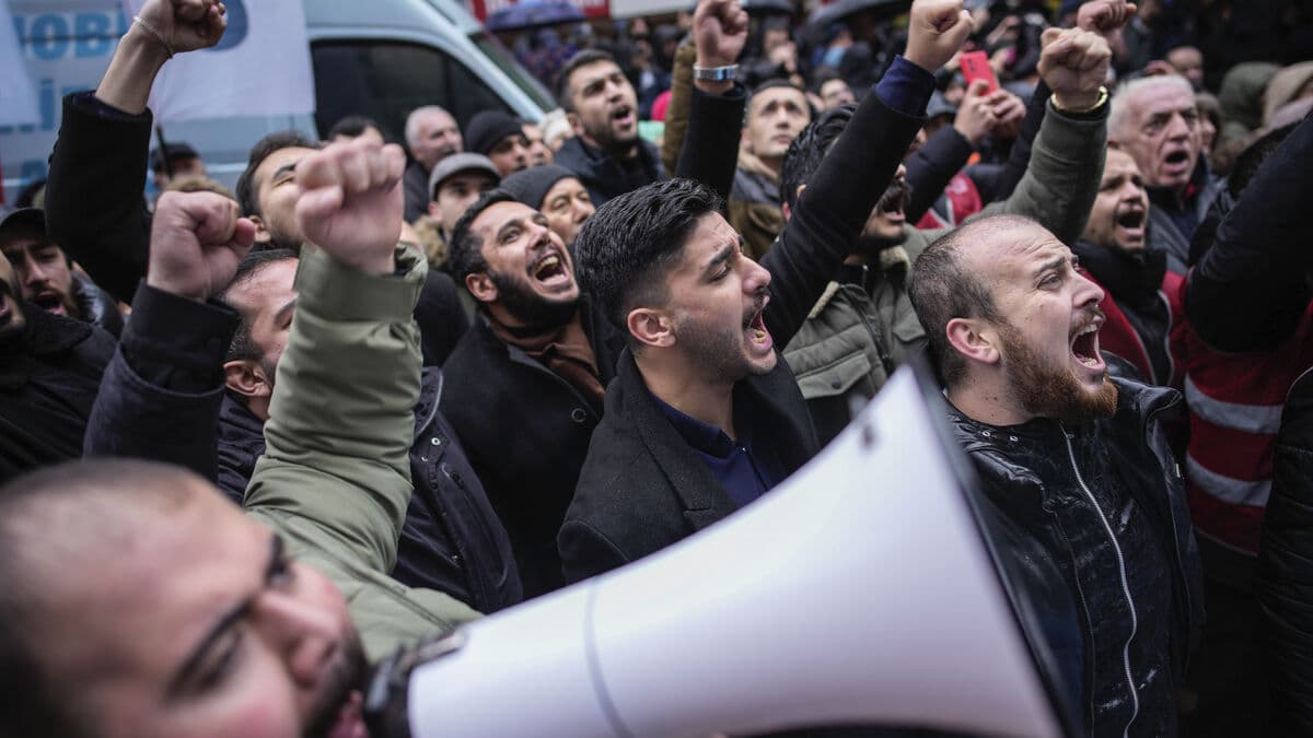 Several Turkish opposition mayors sentenced to prison, including Istanbul district chief Riza Akpolat