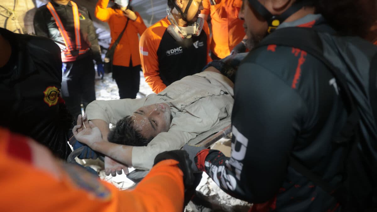 School Collapse in Indonesia: 100 Injured, Many Trapped in Rubble