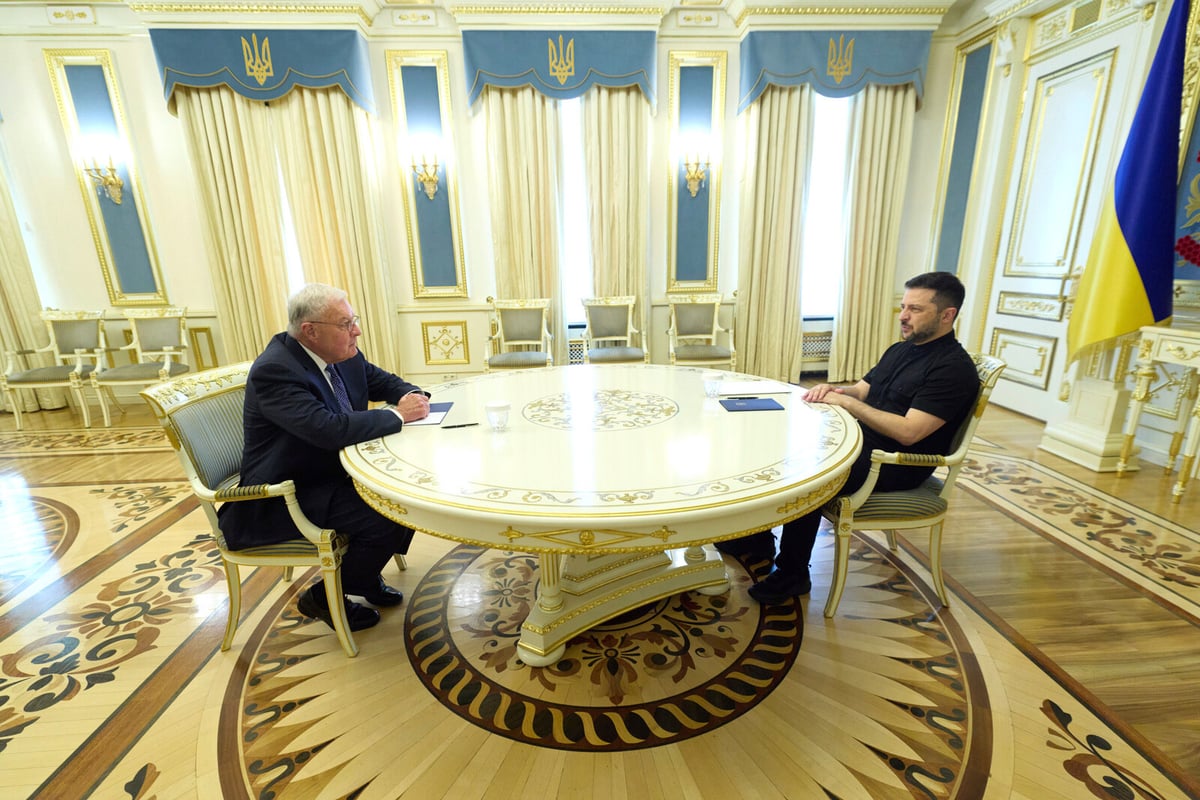 Zelenskyj Offers Citizenship to US Envoy Kellogg During Kyiv Visit