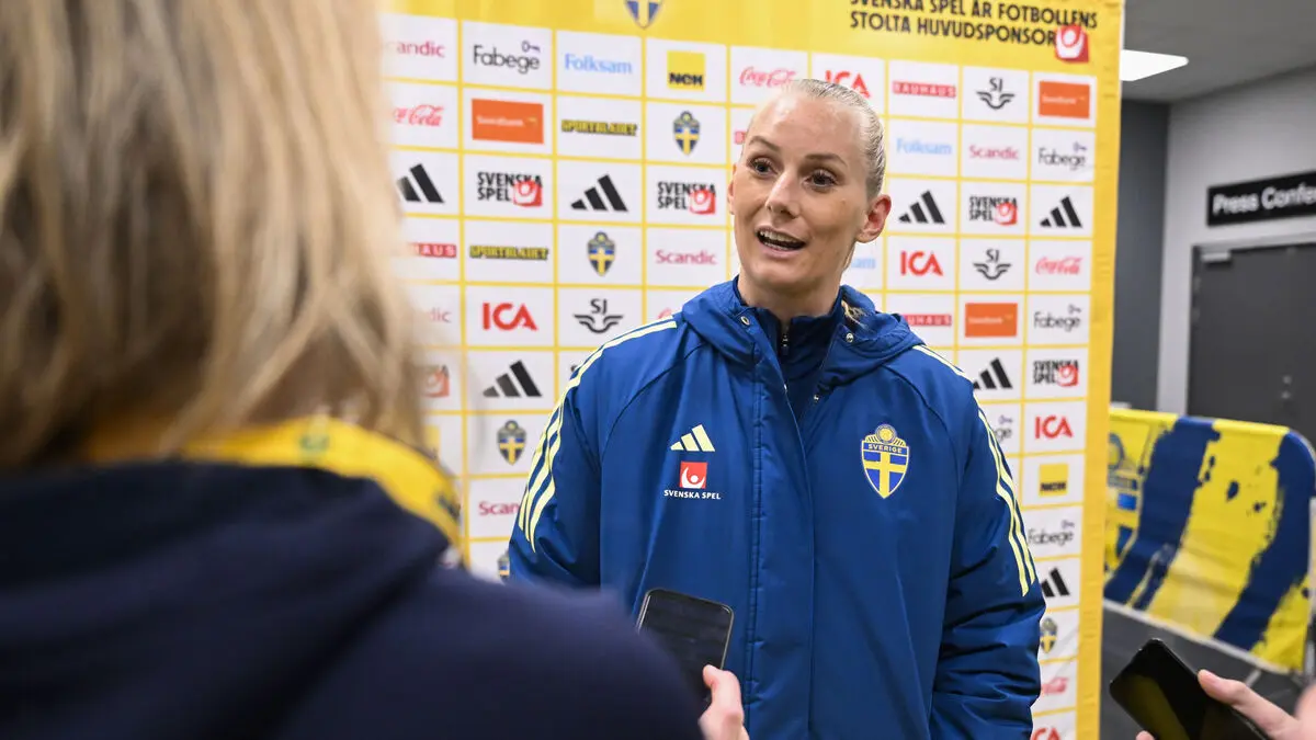 Blackstenius extends contract, will remain at Arsenal