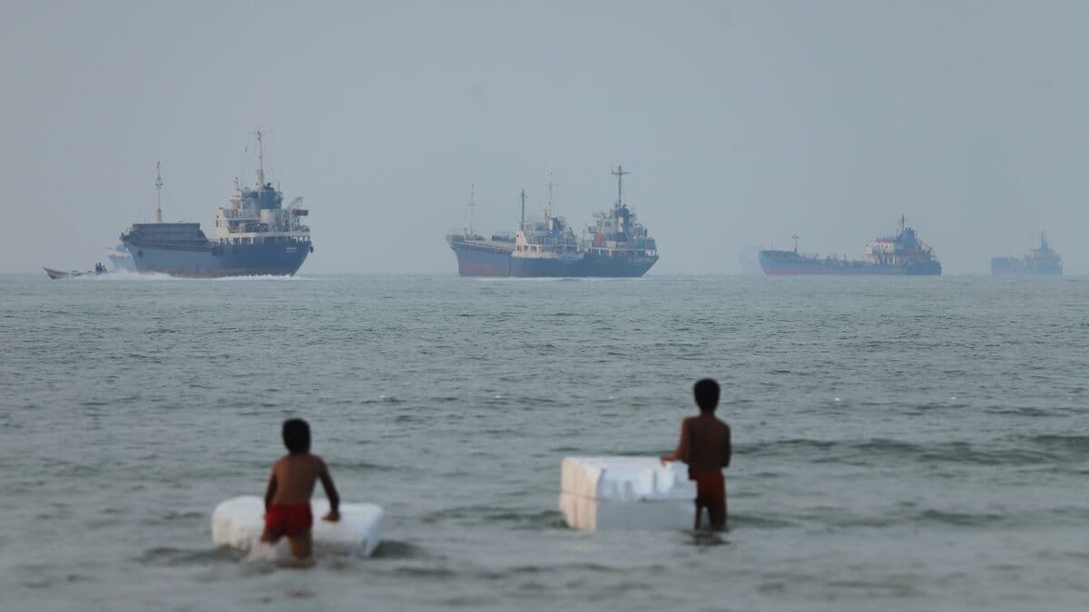 Iran warns oil tankers in Strait of Hormuz over approved routes
