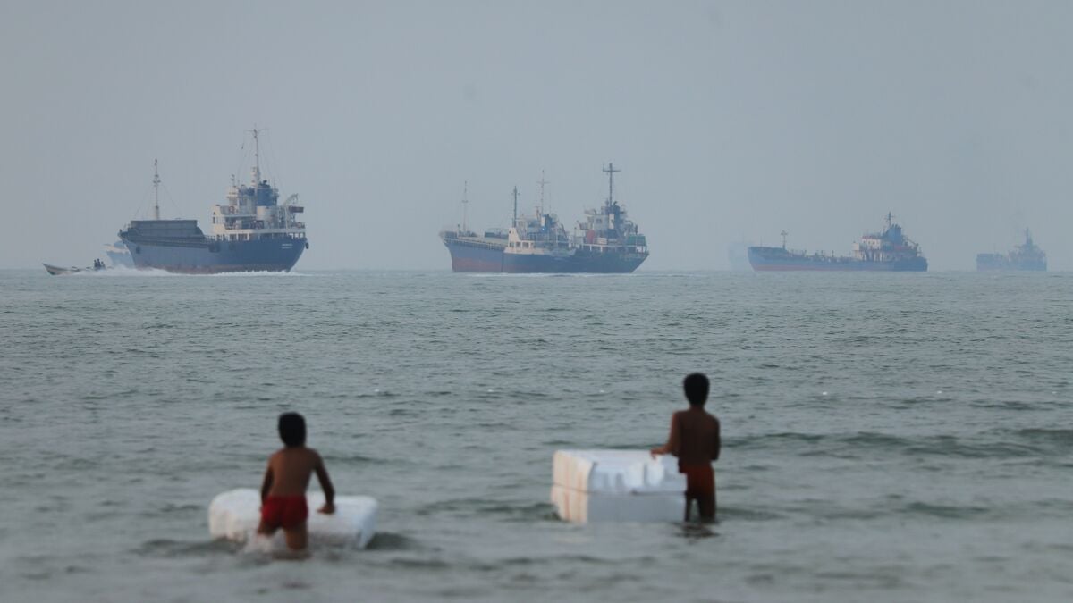 Iran warns oil tankers in Strait of Hormuz over approved routes
