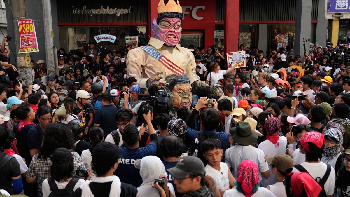 Thousands demonstrate in Manila