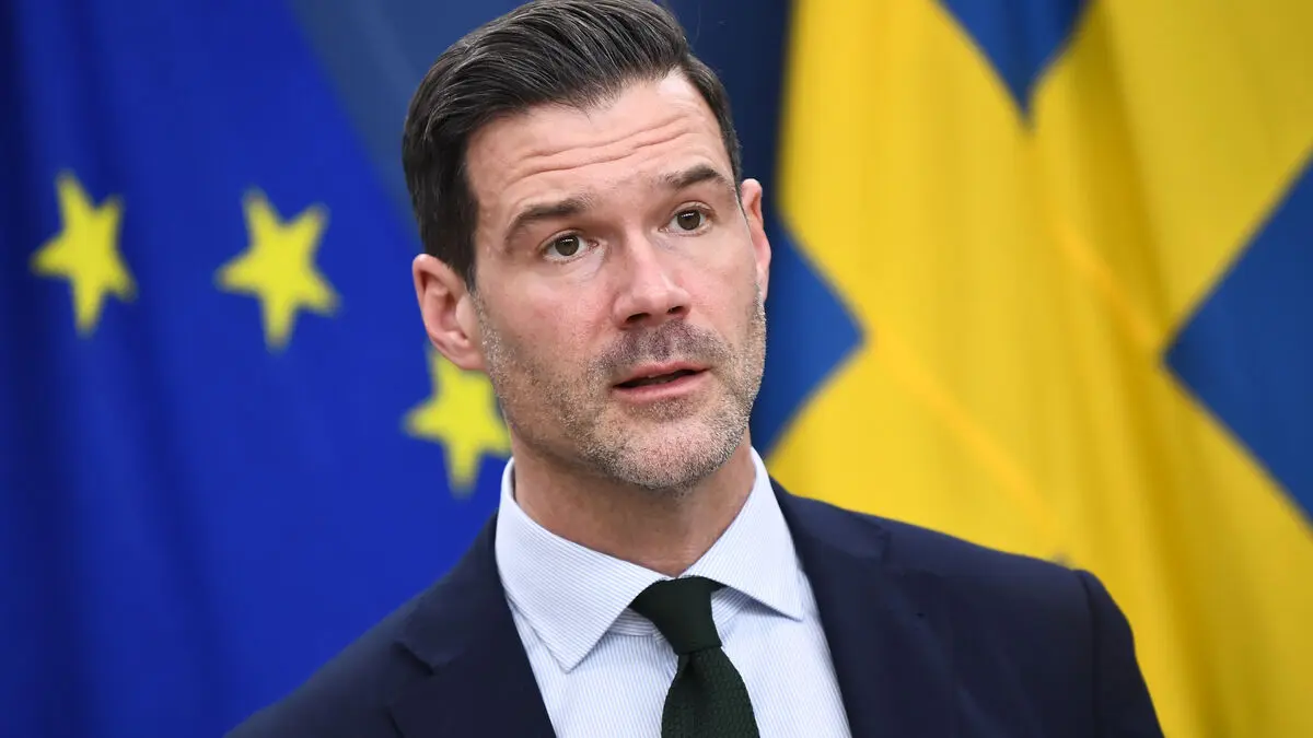 Receives aid money – no