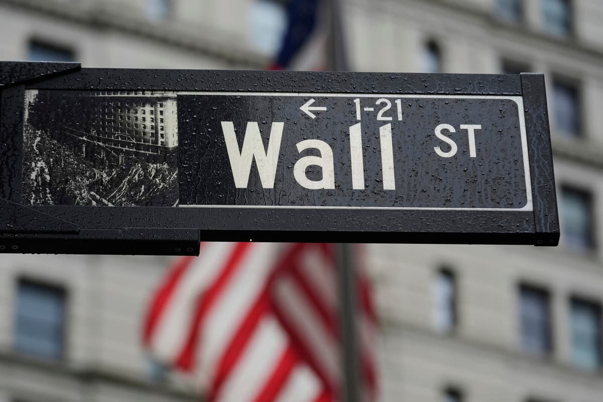 US Stock Market Declines Amid Poor Retail Sales and Middle East Concerns