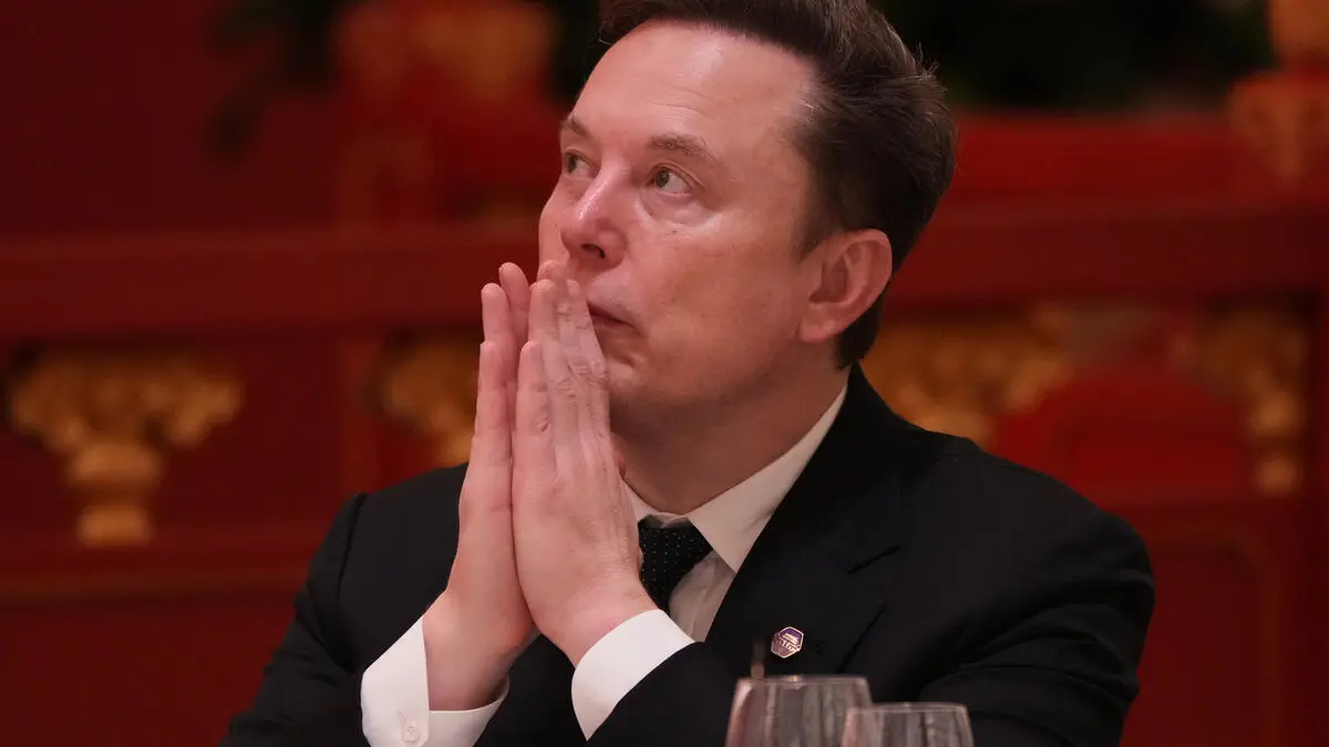 Elon Musk promises not to sell SpaceX shares