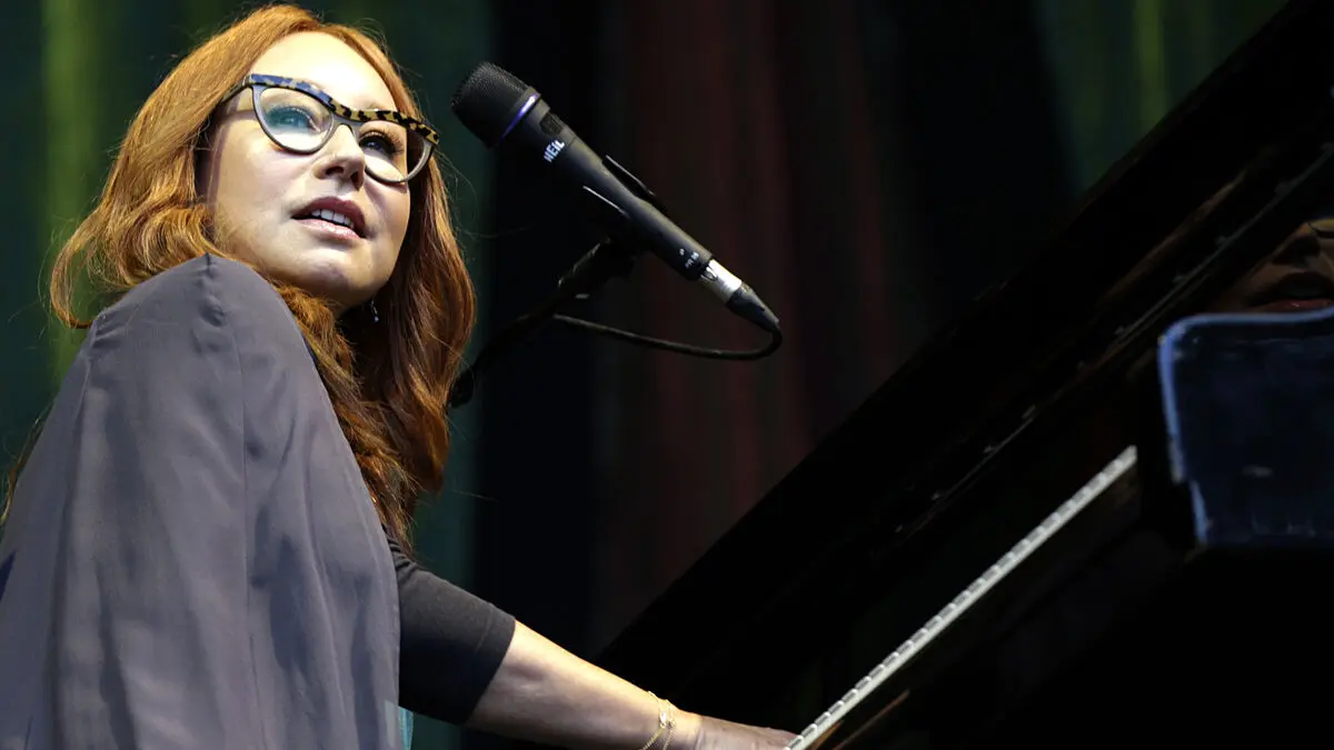 Tori Amos injured in near collision with moose in Sweden