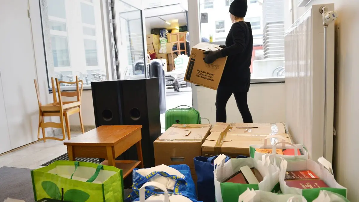 Men in big cities leave home last