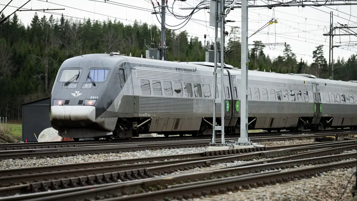 Swedish Transport Administration cuts train speeds on 12 lines due to heat