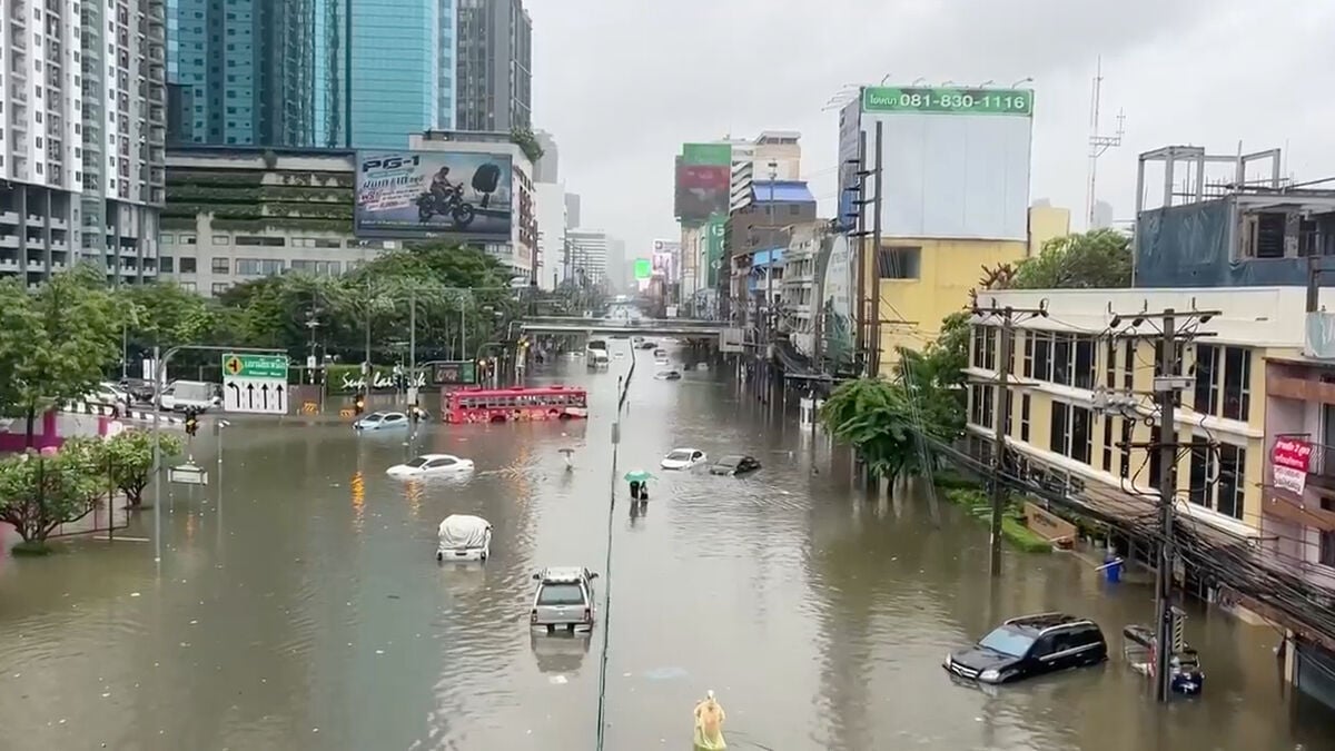 Bangkok declares disaster as flooding spreads across the city