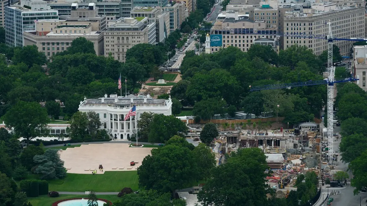 At least two shot outside the White House in confrontation with security personnel