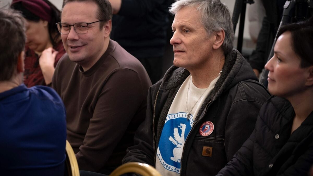 Viggo Mortensen appeared at a press conference in Nuuk with four United States senators