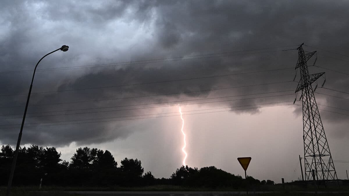 SMHI warns of thunderstorms and gale-force gusts on Sunday from Strömstad to Halmstad, moving to Stockholm and Uppsala
