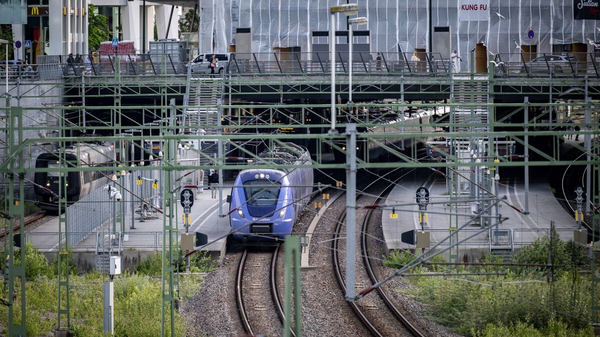Train traffic halted between Kristianstad and Fjälkinge due to sun-curved rails