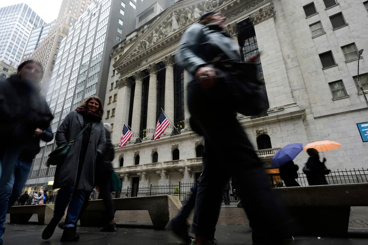 Wall Street Slips as Major Tech Stocks Tumble