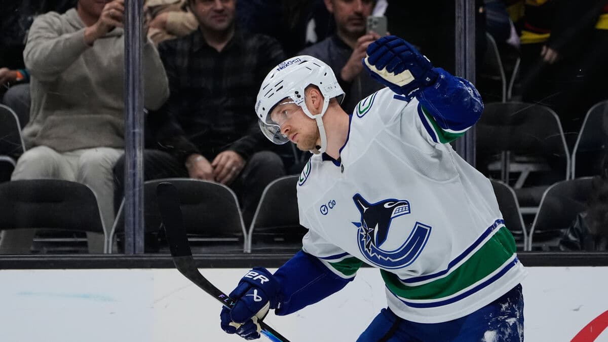Elias Pettersson could be back soon, says Vancouver coach Adam Foote