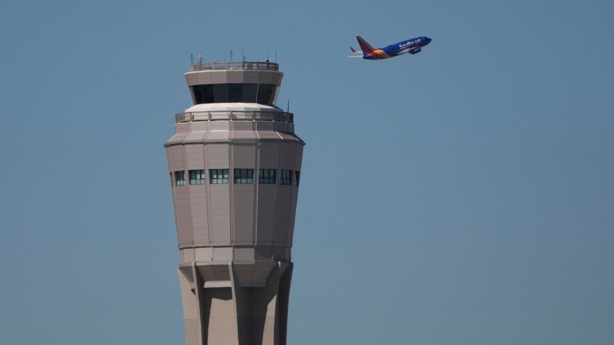 US Airport Delays and Cancellations Surge Amid Federal Shutdown