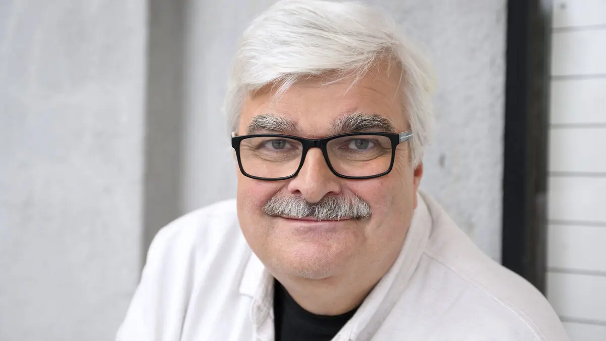 Juholt receives honorary award – for his mustache