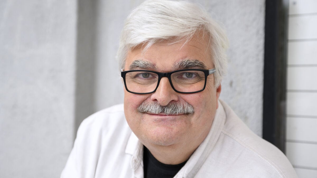 Juholt receives honorary award – for his mustache