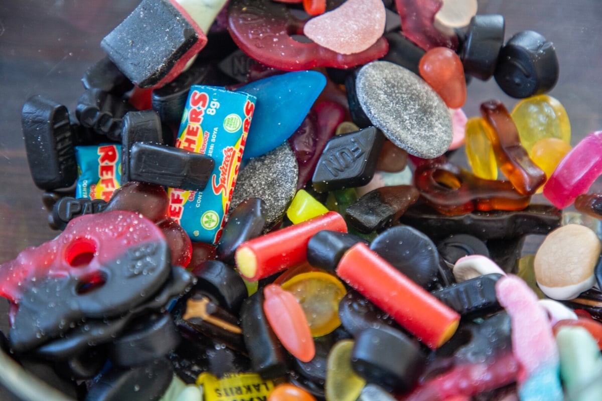 Man Faces 1,500 Kronor Fine for Handling Loose Candy in Halland Store