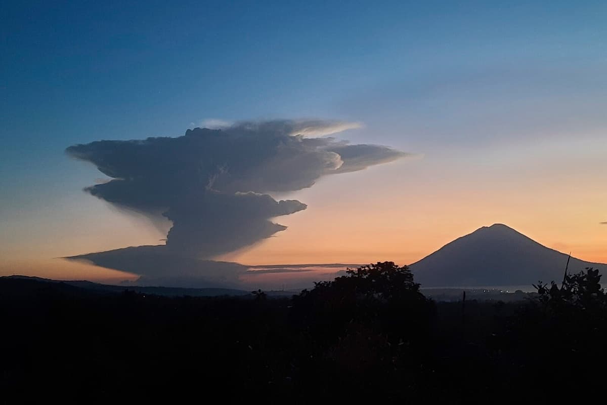 Volcanic Eruption Disrupts Bali Flights as Lewotobi Laki-Laki Erupts