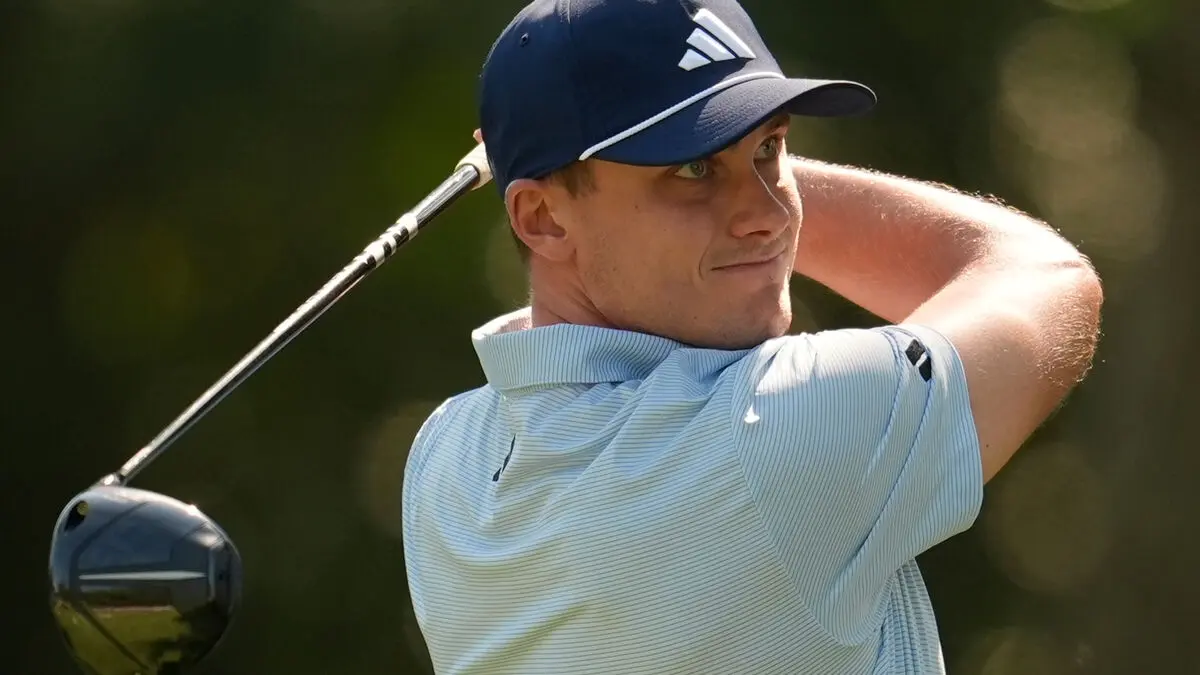Ludvig Åberg two strokes off the lead with new putter