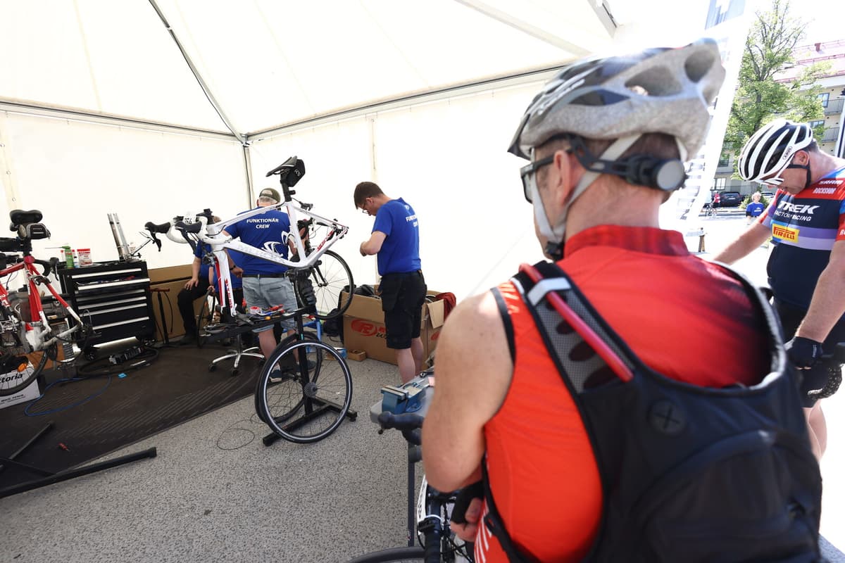 Nails Cause Punctures for Cyclists in Vätternrundan Race