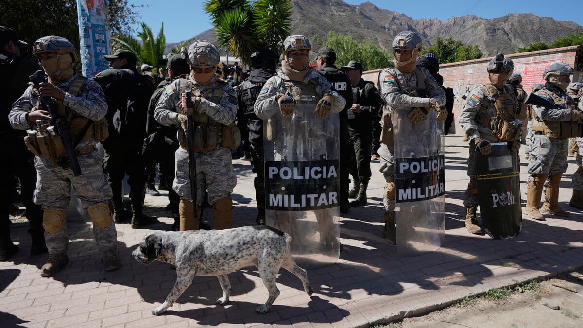 Protesters and police clash in San Julián, Santa Cruz, Bolivia
