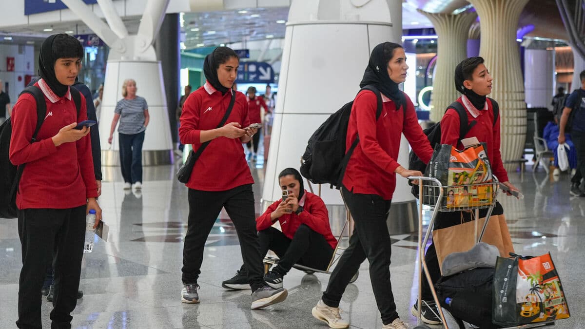 Iran's women's football team lands in Istanbul and will enter Iran by land