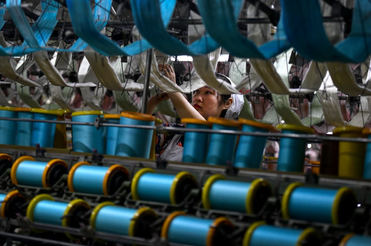 China's Manufacturing Industry Faces Second Month of Decline