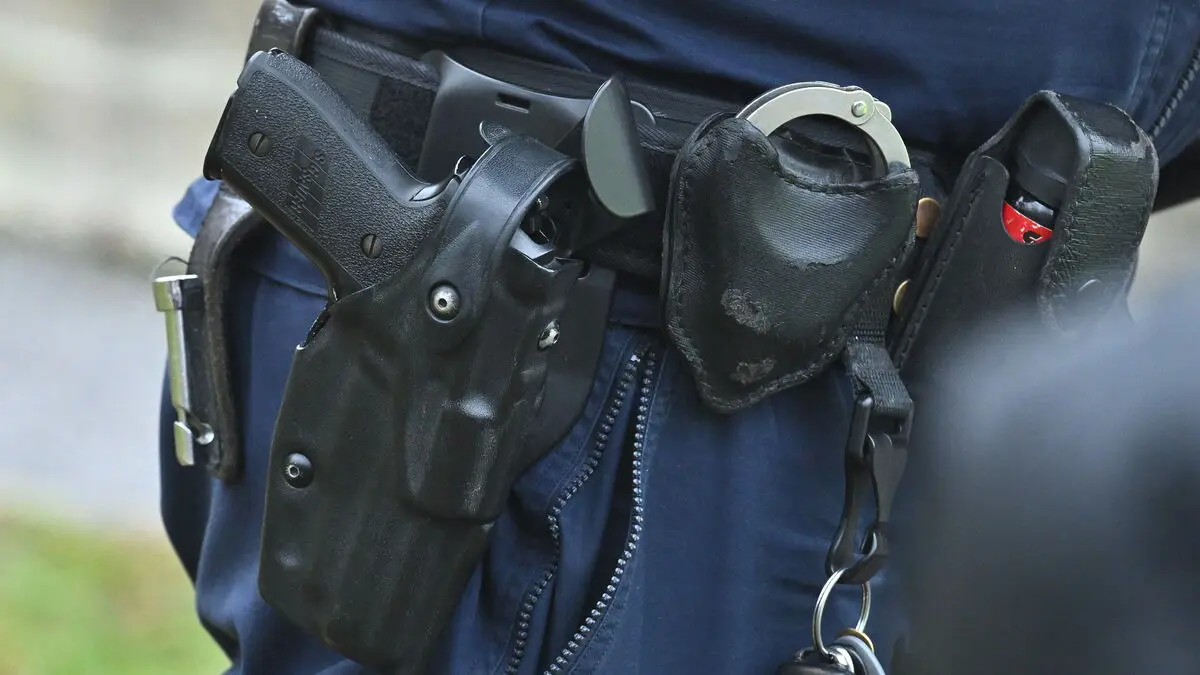 Police officer shoots himself in the leg – gets warning