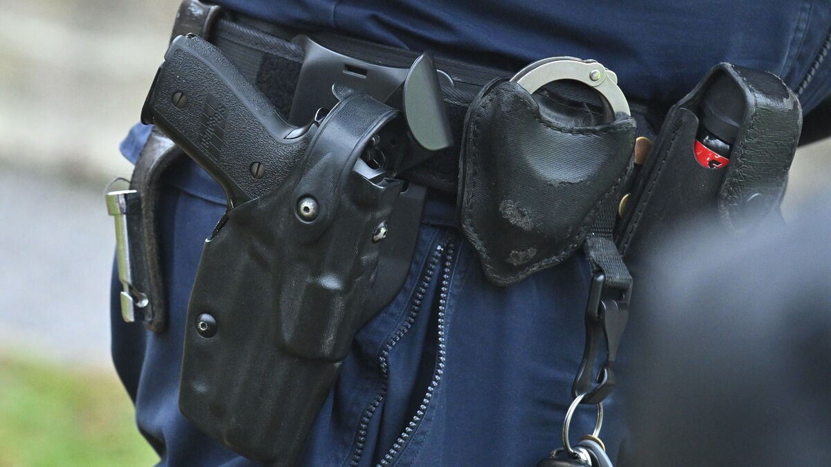 Police officer shoots himself in the leg – gets warning