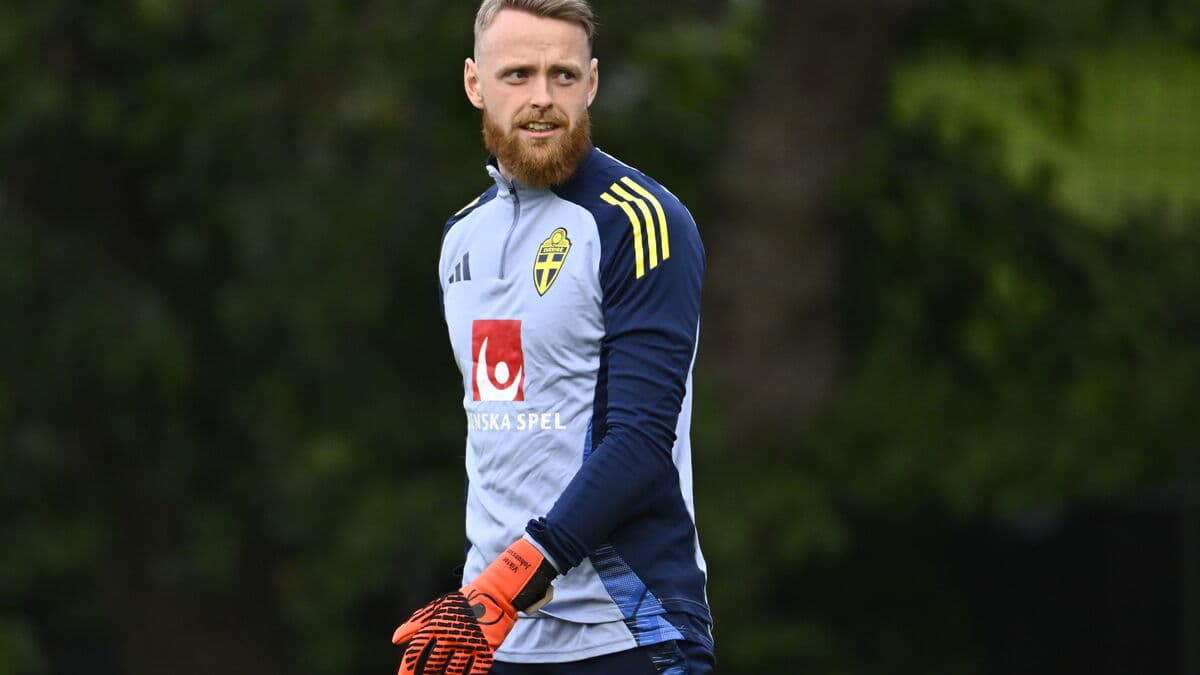 Viktor Johansson Unfazed by Olsen-Tomasson Dispute as Sweden's Top Goalkeeper