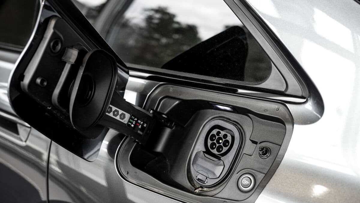 Electric cars advance in new sales statistics