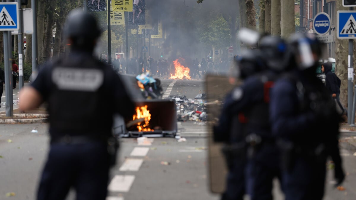 More than 200 injured in French school protests as police arrest 625