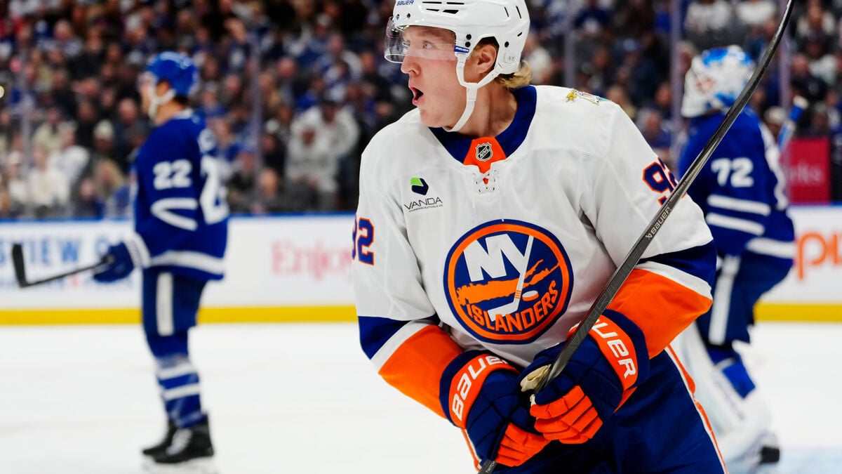 Simon Holmström Scores Twice as Islanders Beat Maple Leafs 4-1 in Toronto