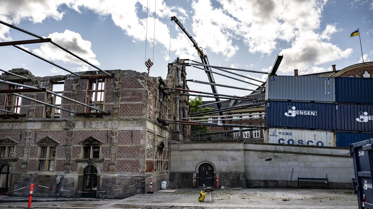 Fire-ravaged Børsen is being rebuilt with Swedish pine