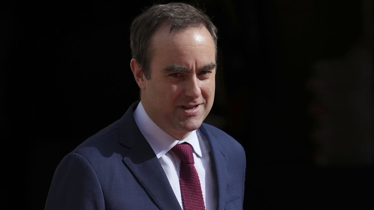 French Political Crisis Intensifies as Focus Returns to Macron