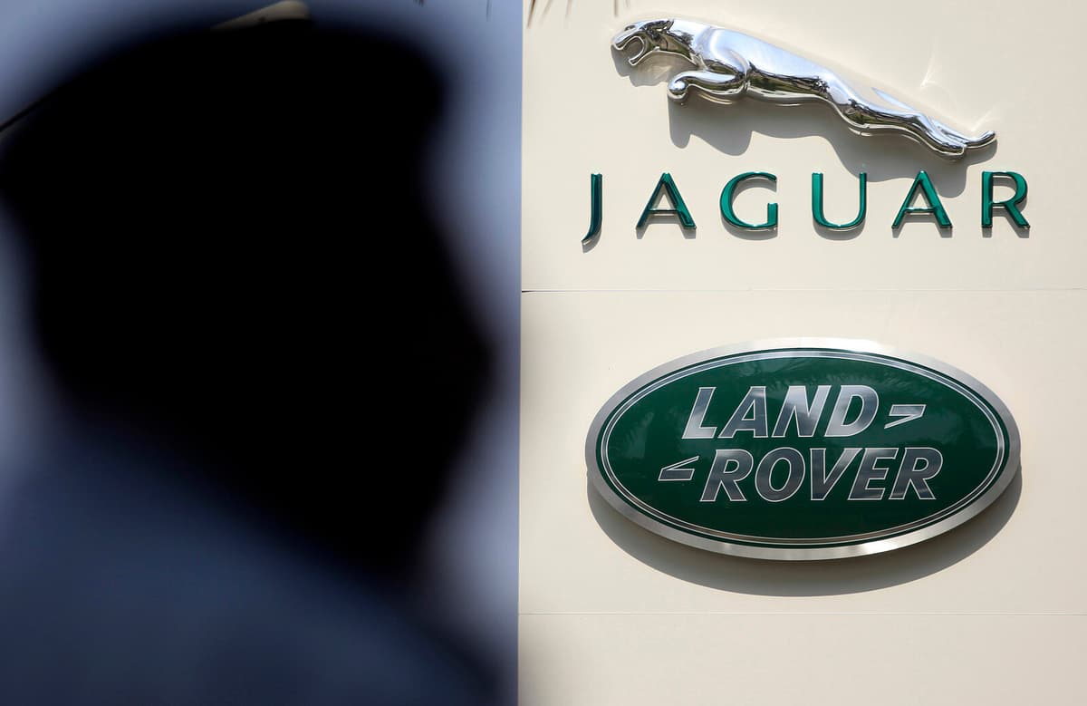 Jaguar Land Rover Halts US Deliveries in Response to Tariffs