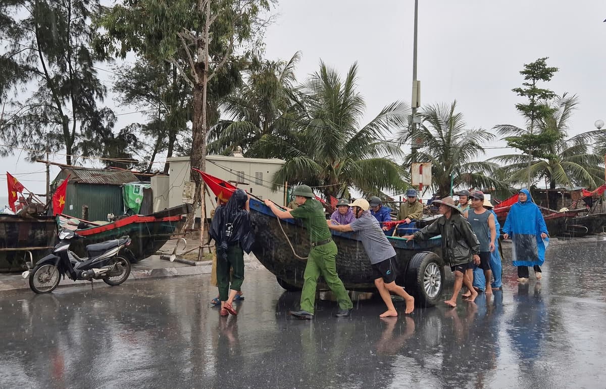 Vietnam Evacuates 325,000 as Typhoon Kajiki Approaches