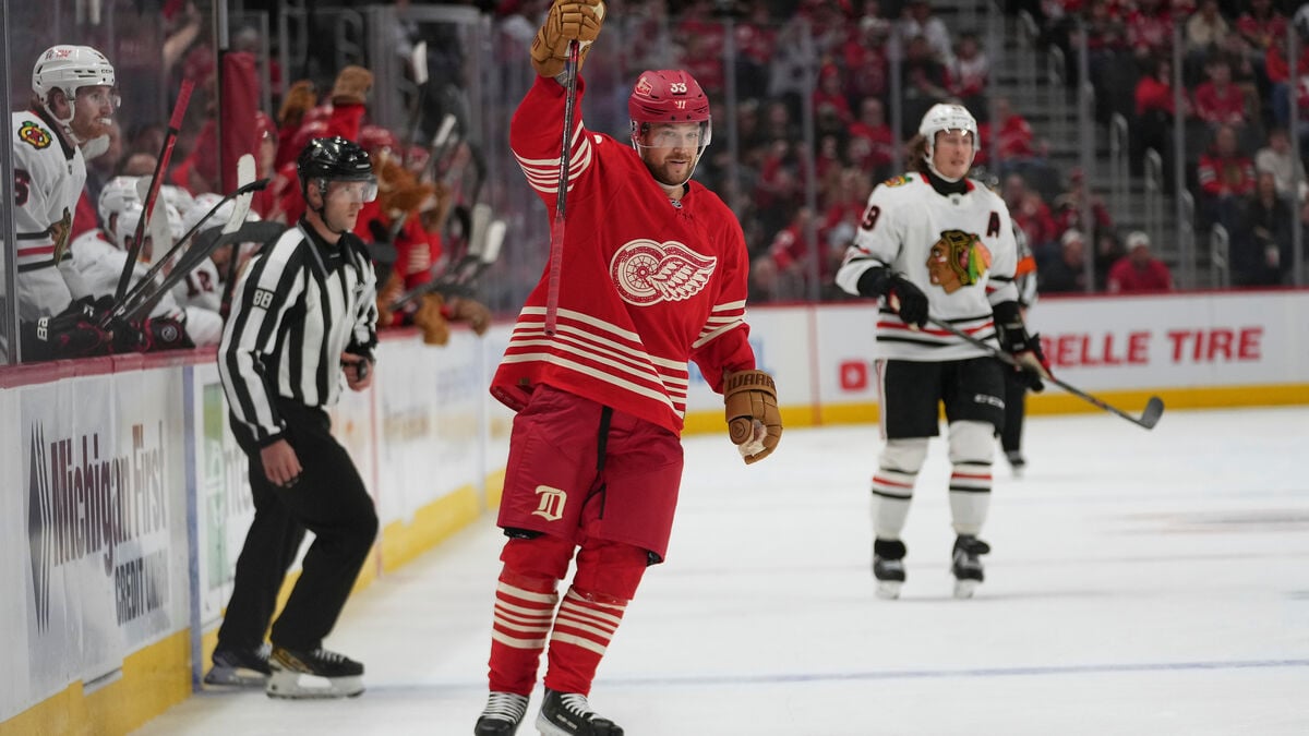 Viktor Arvidsson Scores Hat Trick as Detroit Beats Chicago 4-1