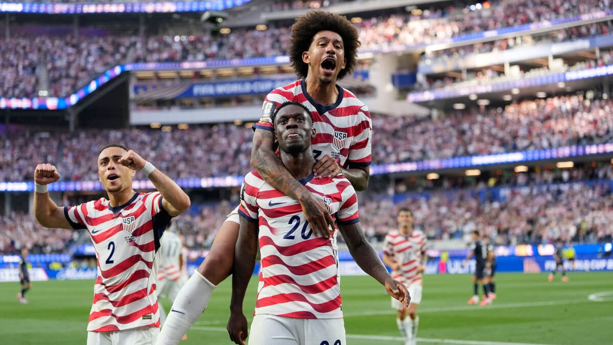 USA dominate World Cup opener, beat Paraguay 4-1 in Los Angeles